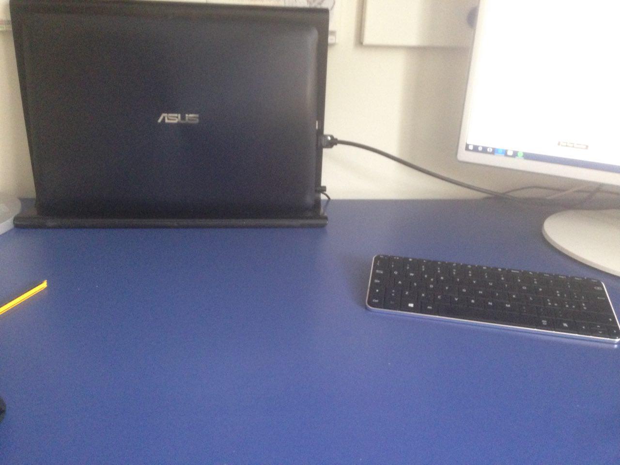 Можно держать ноутбук постоянно на зарядке. Ноутбук в вертикальном положении. Щель между ноутом и столом. Ноутбук положение APKCOMBO. Можно ли держать ноутбук под наклоном.