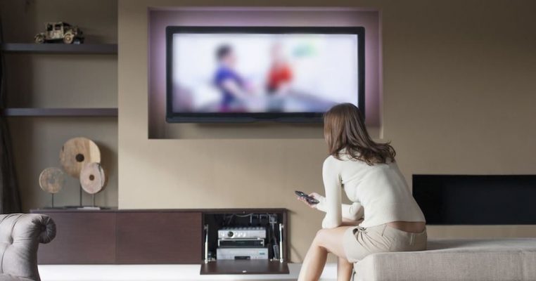 Почему телевизор по-прежнему остается важным аксессуаром в современных домах?